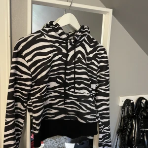 Hoodie  - Kort hoodie från Na-kd! En aning nopprig(se andra bilden) men går enkelt att ta bort och skulle säga att de är något man knappt tänker på! 