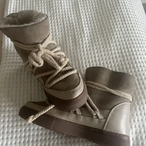 Inuikii i toppskick - Mycket sparsamt använda inuikiis i toppskick. Inköpta för 2400kr på Pondus. 