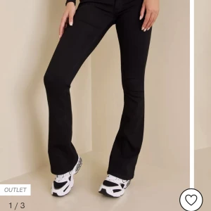 Low waisted jeans - Lågmidjade jeans från Nelly, använda några gånger men ingenting på det senaste.  Jag är 176 cm lång och dom sitter långt på mig💗 Mörkblå denim