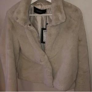 Jacka - Skön jacka, passar både på höst och vår. Aldrig använd🩷