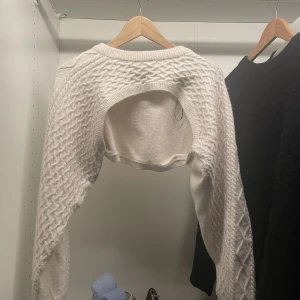 Stickad bolero - H&M - Stickad bolero från H&M i strl M!  Använd fåtal gånger och inga defekter💘