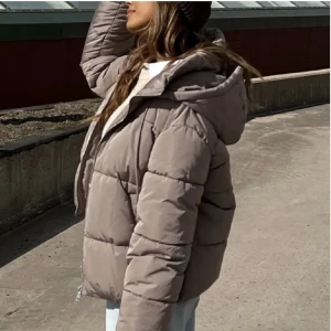 Jacka - Superfin beige jacka från Nelly, aldrig använd så i nyskick. Storlek S🩷nypris 699kr.