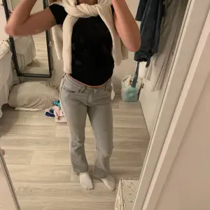 Ett par jätte fina jeans från Ginatricots barnavdelning i strl 158. Dom är lita slitna vid slutet av benen men man ser det inte jätte mycket. Modellen är low waist bootcut ☺️😇