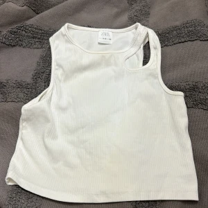 Vit topp! - Väldigt skönt topp för sommaren! Inte gammal och passar perfekt till stranden i sommaren. Inga fläckar eller hål 