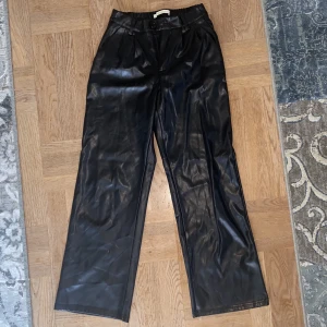 Skinnbyxor (skinnimitation)  - Älskade dessa Högmidkade Skinnbyxor från goldsk i strl 36/s. Material: Polyester  Hålet som knappen går igenom dras ut lite, så skulle rekommendera om du har strl 34 hellre än 36. Annars fint skick!