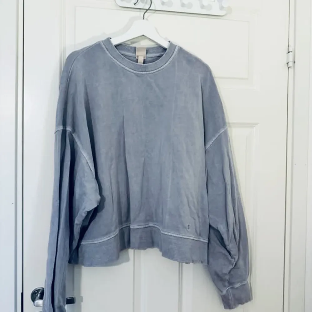 Ljusblå sweatshirt XL i urtvättad look, använd en gång 50kr. Tröjor & Koftor.