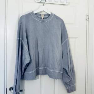 Ljusblå sweatshirt XL i urtvättad look, använd en gång 50kr