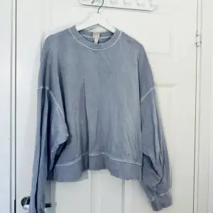 Ljusblå sweatshirt XL i urtvättad look, använd en gång 50kr