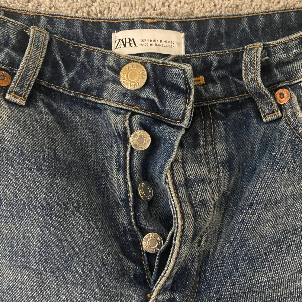 Mörkblå midwaist straight jeans från zara i storlek 40, älskar dessa jeansen och passformen men säljes så dem är för trånga på mig! Säljer även 2 andra par i samma modell och storlek så kika in vid intresse, paketpris kan fixas!💙 Fint skick & bra kvalite!. Jeans & Byxor.