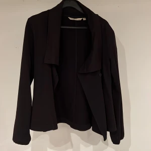 House of Lola kavajjacka - Mycket älskad jacka av min matte men nu har den hängt alldeles för länge och jag tänker att någon annan kan få glädje av den. 😻Svart, lite utsvängd ner till och så klart utan katthår. 😸 Storlek S. 