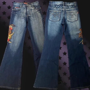 Y2k Bootcut Jeans Broderad - Jättefina jenas i fint kvalitet, som ny. Broderingen ger fina detaljer till jeansen, passar bootcut🫶 Midjemått: 35cm rakt över Innerbenslängd: 75cm Längd: 99cm Benöppning: 27cm