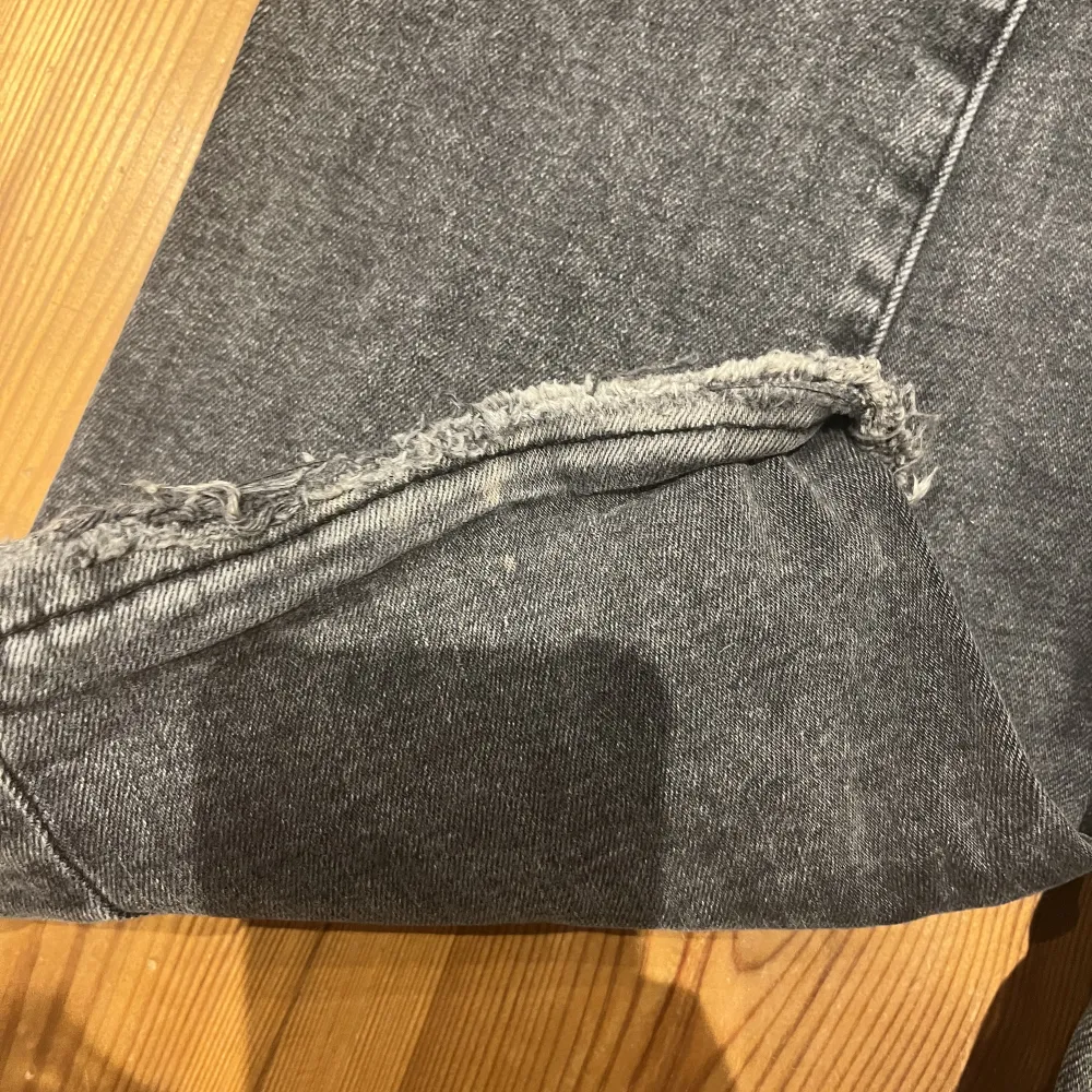 Gina tricot Low waisted bootcut jeans grå i storlek 32. Dom är slitna längst ned vilket man ser på bilden. Säljer då dom är LITE för långa för mig ❤️. Jeans & Byxor.