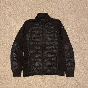 Peakperformace hybrid jacka  - Denna fina jacka har inga slitage, den är köpt på Köpenhamns flygplats och är perfekt nu till höstvädret. Pris Är diskuterbart. Tveka inte att skriva vid intresse! 