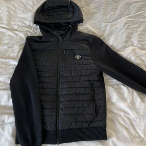 J.Lindeberg cardigan Pierre hybrid  - J.Lindeberg cardigan storlek S men passar även M knappt använd 8,5 skick. Nypris 3 200kr mitt pris 2 000. Skriv för mer bilder. 