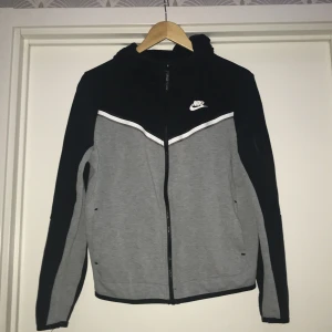 Nike tech - Tröjan är väl använd men i bra skick, använder inte då jag inte har någon användning för den💕