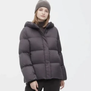 Vinterjacka - Skit snygg vinterjacka från uniqlo, nypris 1300kr tror jag. Inga defekter! Så varm och skön. Pris kan disskuteras