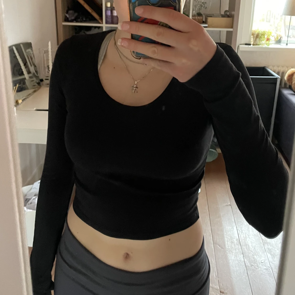 långärmad urringad kort tröja