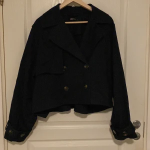 Kappa - Mörkblå kappa från Ginatricot | nypris 588kr💙| har storlek s-xs men sitter bra i storlek L då den annars är ganska kort💙