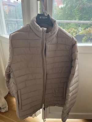 Jacka Jack&Jones - Ytterplagg, stl. 158/164 (12-14 år), Pojke Jacka Jack &Jones, aldrig använd prislapp kvar.  Köpte till sonen men var för liten och missade att lämna tillbaka i tid.  S= ungefär 170