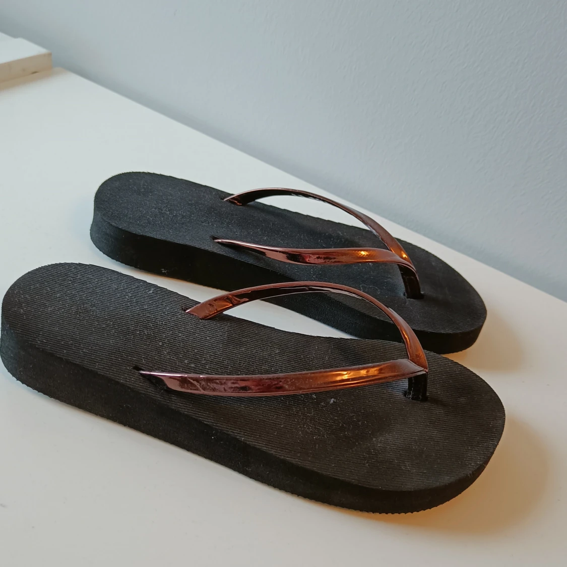 Svarta flipflops i svart, storlek 38. 