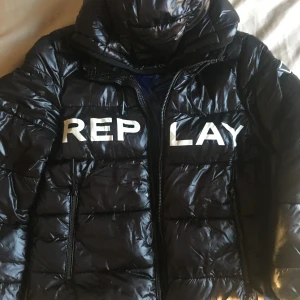 Replay vinterjacka - En vinterjacka som är väldigt fin förutom att det blivigt ett litet hål i ärmen och mitt på som man ser på bil 2 och 3. Köpt för runt 2000-2500