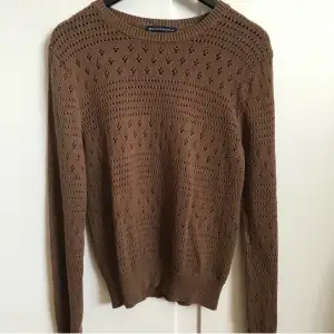 Brun stickad tröja från brandy melville som jag köpt här på plick (lånade bilder) har använt ett fåtal gånger så är i superfint skick! Är i onesize men skulle säga att den passar som en xs eller s