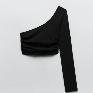 Topp - Topp från zara med en ärm, aldrig använd, säljer också samma topp i vit