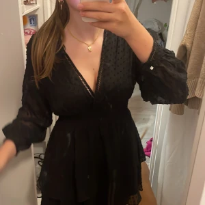 Svart volangklänning  - Så fin svart volangklänning från zara! Perfekt till nyår eller till jul 💕 storlek M, säljer pga för kort för mig som är 178 🫶🏻