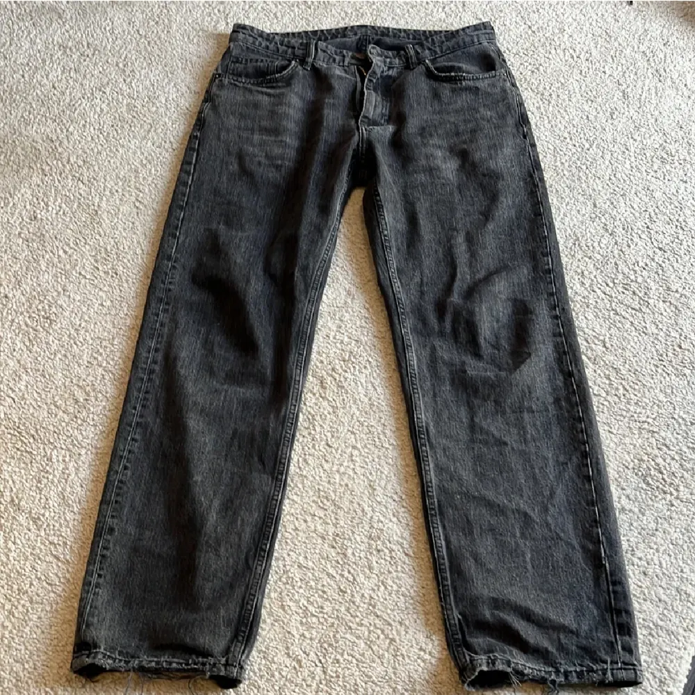 svarta jeans 8/10 i skick. Jeans & Byxor.