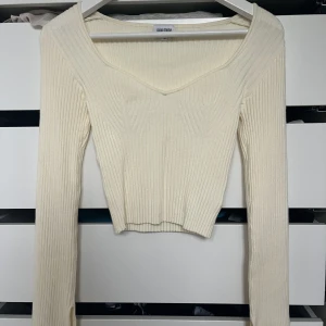 Jätte söt stickad  - Säljer en benvit stickad och kroppar tröja. Säljer för att den aldrig används. Storlek är Xs/S, skriv vid frågor💕