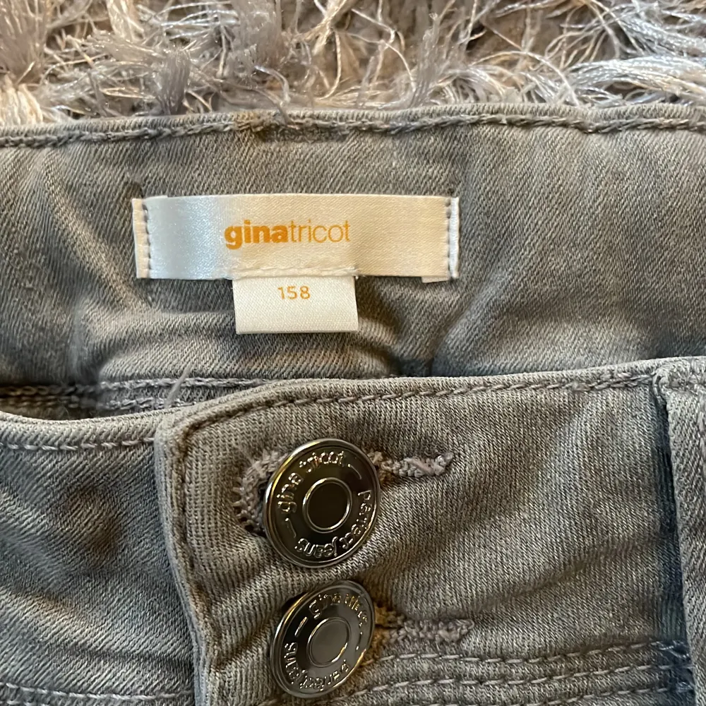 Hej! Nu säljer jag dessa jätte populära gråa byxorna från Ginatricot. Dessa är alltid slutsålda. Jag säljer dom för dom har aldrig kommit till användning, helt i nyskick. As snygga och sköna. Bootcut o lowwaist. Nypris: 300kr Mitt pris: 175kr. Jeans & Byxor.