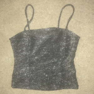 Glittrigt linne - Säljer nu mitt glittriga linne från Gina Tricot som ej kommer till användning.