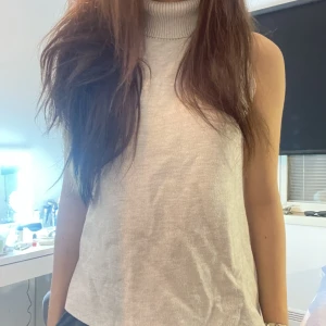 Polo topp - Stickat linne med hög krage. Andvänd typ 2 gånger så super bra skick. Beställd från zalando. Pris kan diskuteras 