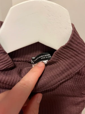 Topp ifrån zara - Lila/vinröd topp. Likadan i grön, kan säljas tsm för 180kr+frakt