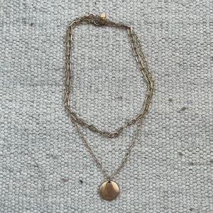 Zara halsband - 2 halsband från zara, finns tecken på användning. 80kr för båda annars 50kr styck