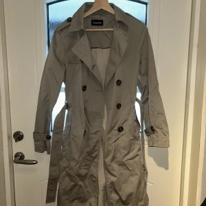 massimo dutti trenchcoat - Mycket fint skick knappt använd. Storlek i jackan står de M/32 men normal storlek är det en S/small 