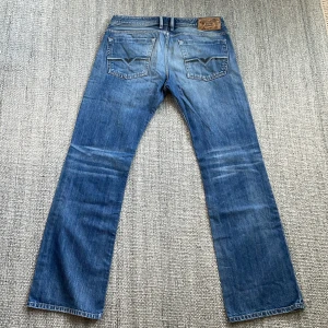 Vintage diesel jeans  - Sjukt feta vintage diesel jeans i snygg straight/loose fit med lite bootcut! Snygga detaljer på baken skicket är grymt! Size 33/32
