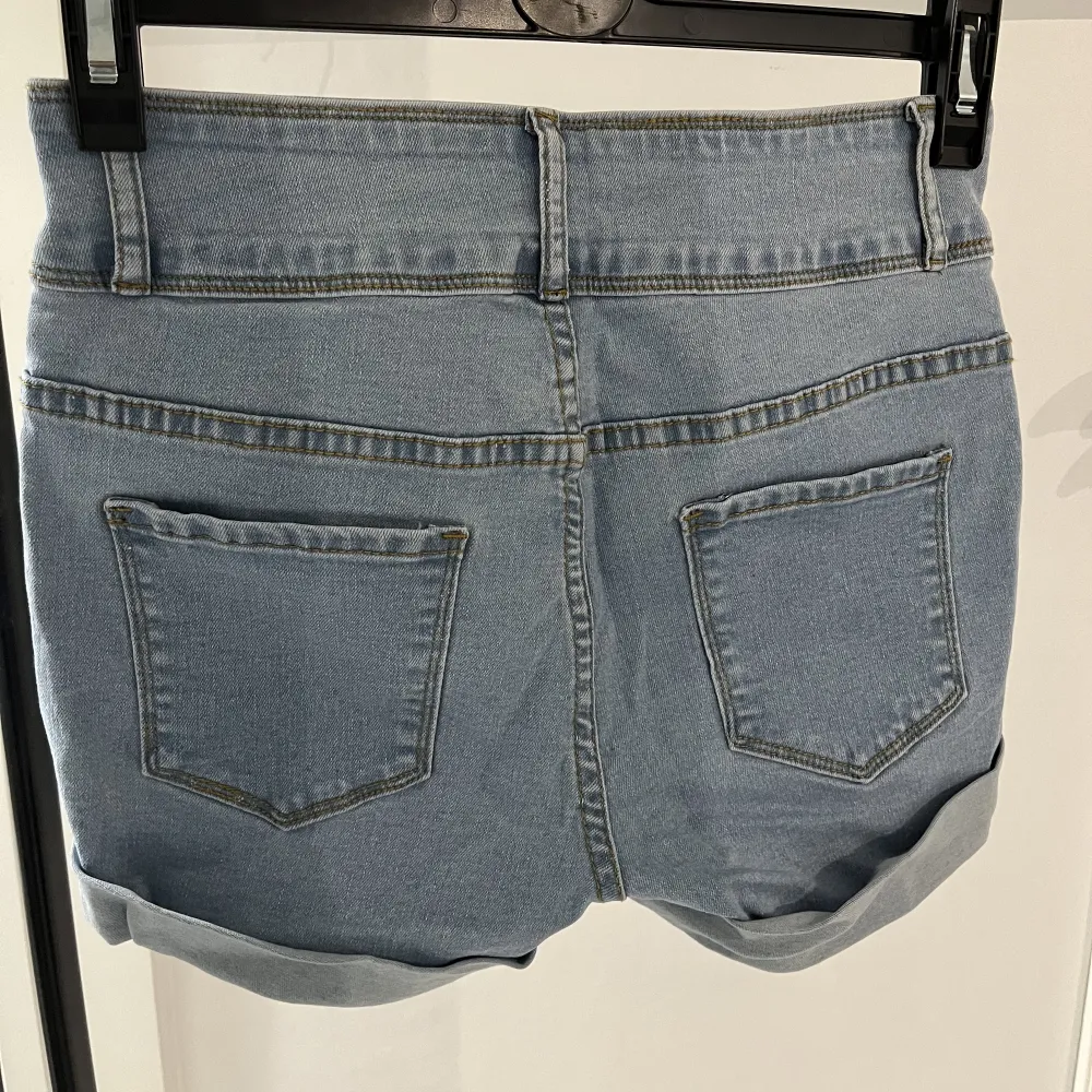 Så söta ljusblå jeans shorts. Dem är storlek 36/S och formar kroppen så snyggt. Dem 3 knapparna är en superfin detalj. Köpta på Shein för två år sedan men aldrig använda då det är fel storlek. Så snygga inför sommaren och säljer de billigt💕. Shorts.