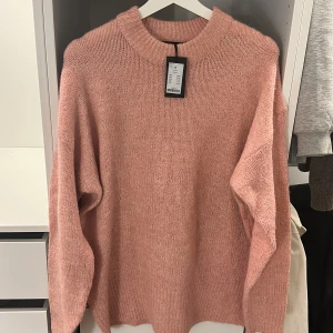 Rosa stickad tröja - Stickad tröja från lager 157🩷 aldrig använd bara testad, sitter lite oversized 