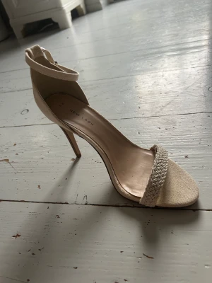 Krämvita klackar  - • Krämvita klackar med prislappen kvar  • Endast använda vid provning i hemmet  • Normala i storleken • säljer för 250kr+frakt