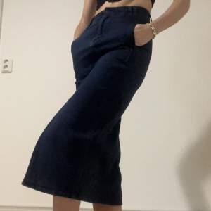 Stretchy vintage denim skirt from New York boutique.  Dark blue  Waist: 33 Length: 79  Pockets in front