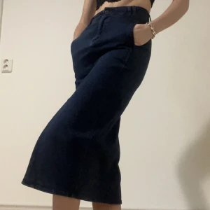 Denim midi skirt - Stretchy vintage denim skirt from New York boutique.  Dark blue  Waist: 33 Length: 79  Pockets in front