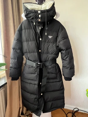 Prada vinterjacka - Jättefin ny prada vinterjacka. Storlek 38. Öppen för bud och kolla gärna mina andra annonser. Mer bilder går att få 🌸