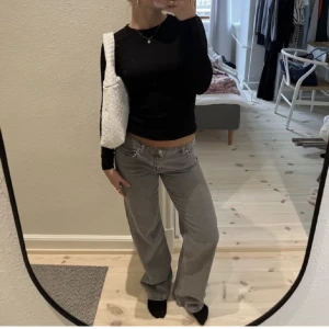 Trendiga ljusgrå jeans - Säljer dessa jättesnygga, trendiga ljusgråa jeans då dessa inte kommer till användning. 
