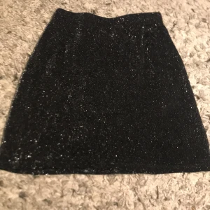 En snygg partykjol  - En snygg svart kjol med glitter. Det är i storlek 140 men jag som har storlek s/xs kan ha den. Den är i jättefint skick (nästan som ny)!!! ❤️  