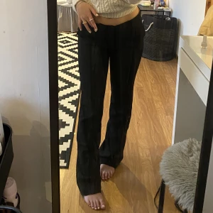 Svarta kostymbyxor - Jättefina kostymbyxor, knappen har lossnat på insidan men det påverkar inte då det ändå går att knäppa! Kan skicka bild på det om det önskas 