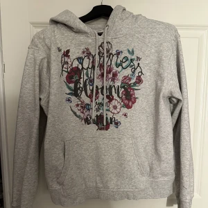 Hoodie - Jättefin hoodie med tryck, storlek M