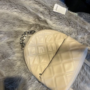 Söt miniryggsäck☺️ - Säljer min ryggsäck från Stradivarius som är köpt i Lissabon förra sommaren. Säljer den då den knappt har kommit till användning💕💕