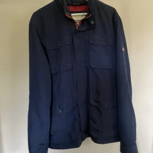 Jacka - Riktig snygg jacka från tommyhilfiger perfekt nu till hösten och vintern. Jackan är bara använd 2-3 gånger så den är i bra skick. Nypris är 1500