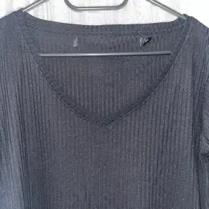 Ribbad svart T-shirt, från lager 157 Storlek M, endast använd 3-5 gånger. Säljer den för 50kr